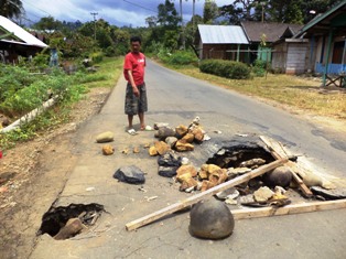 Warga Blokir Jalan