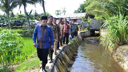 Helmi Tinjau Irigasi, Bagikan Pestisida