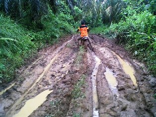 Keluhkan Jalan Berlumpur