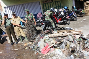 1 Ton Sampah Sumbat Drainase