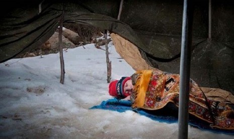 Lawan Dinginnya Salju, Anak Suriah Hanya Berselimutkan Sajadah