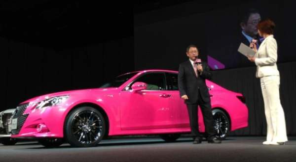 Toyota Crown Pink Kejutkan Jepang
