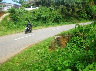 Jalan Lintas Manna-Tanjung Sakti Terancam Putus