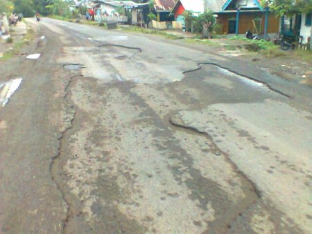 Jalan Ibukota Kecamatan Rusak