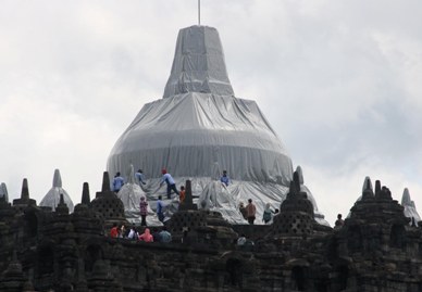 73 Stupa Candi Borobudur Ditutup Plastik