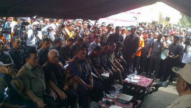 Presiden SBY Kunjungi Pengungsi di GOR Otista