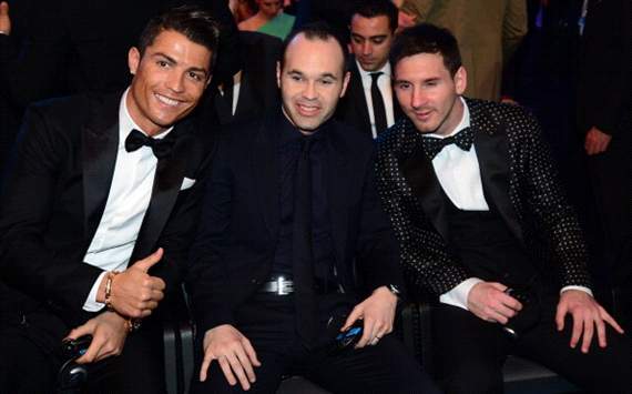 Dengan Dasi Kupu-kupu, Messi Terima Penghargaan Ballon d’or FIFA 2012