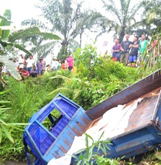 Satu Keluarga Jatuh ke Jurang