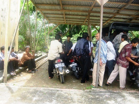 Puluhan Warga Datangi Kantor Polisi