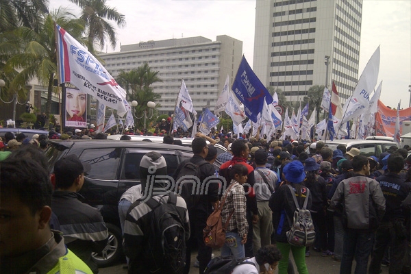 Ribuan Buruh Kepung Bundaran HI