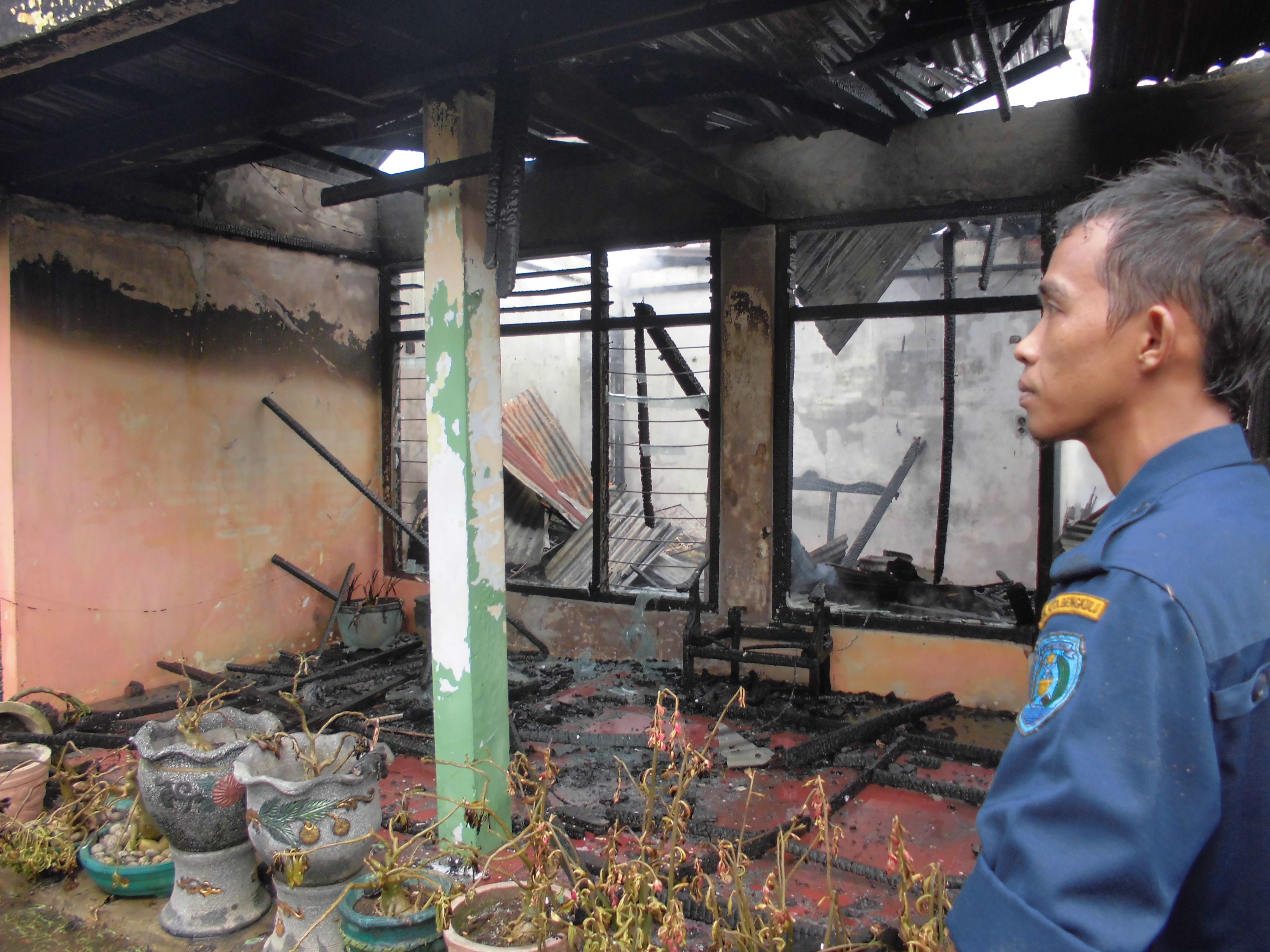 Siang Ini, Mobil dan Rumah Warga Kinibalu Habis Terbakar