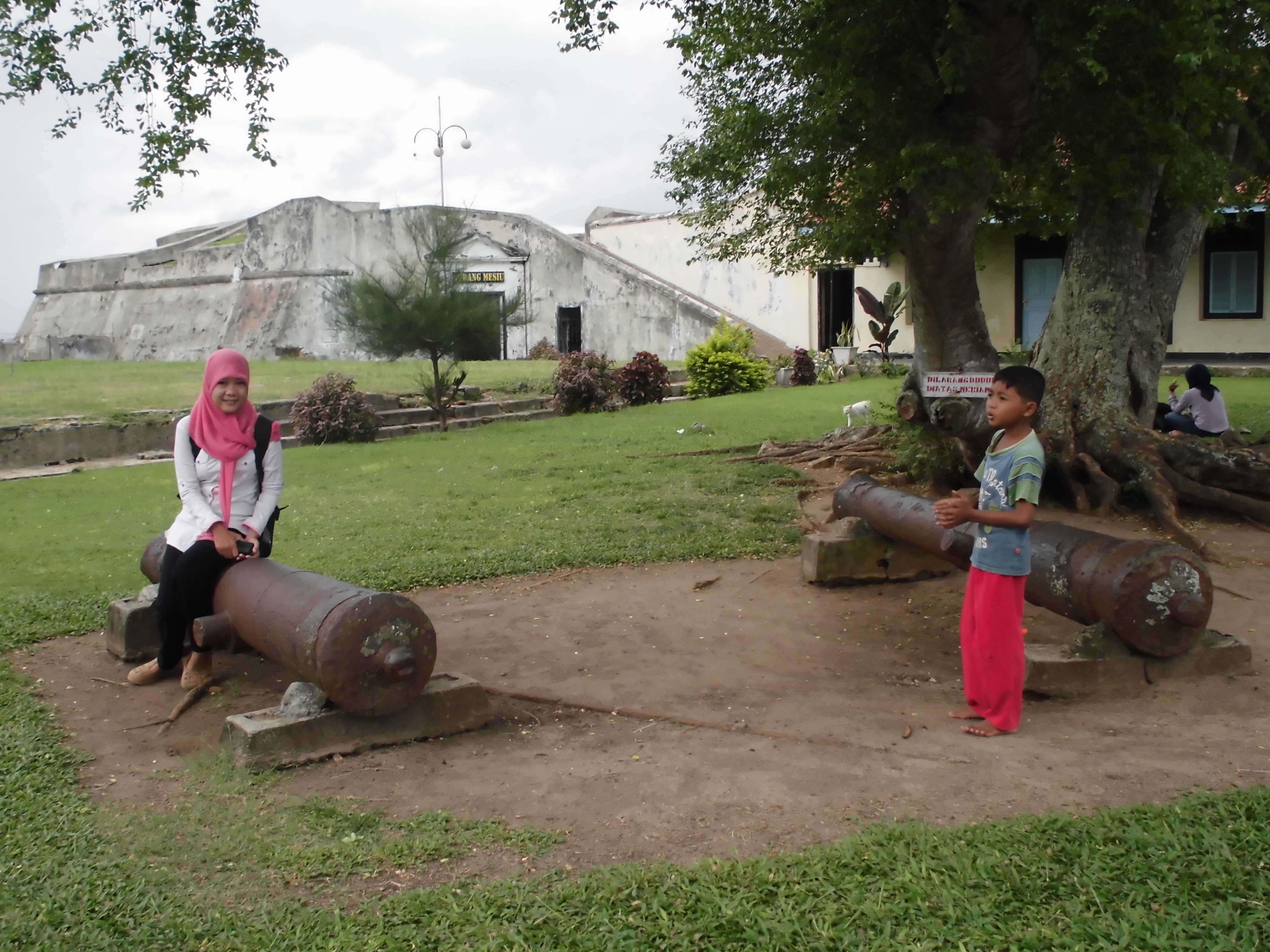 Pengamen Anak Ganggu Kenyamanan Pengunjung Benteng Marlborough