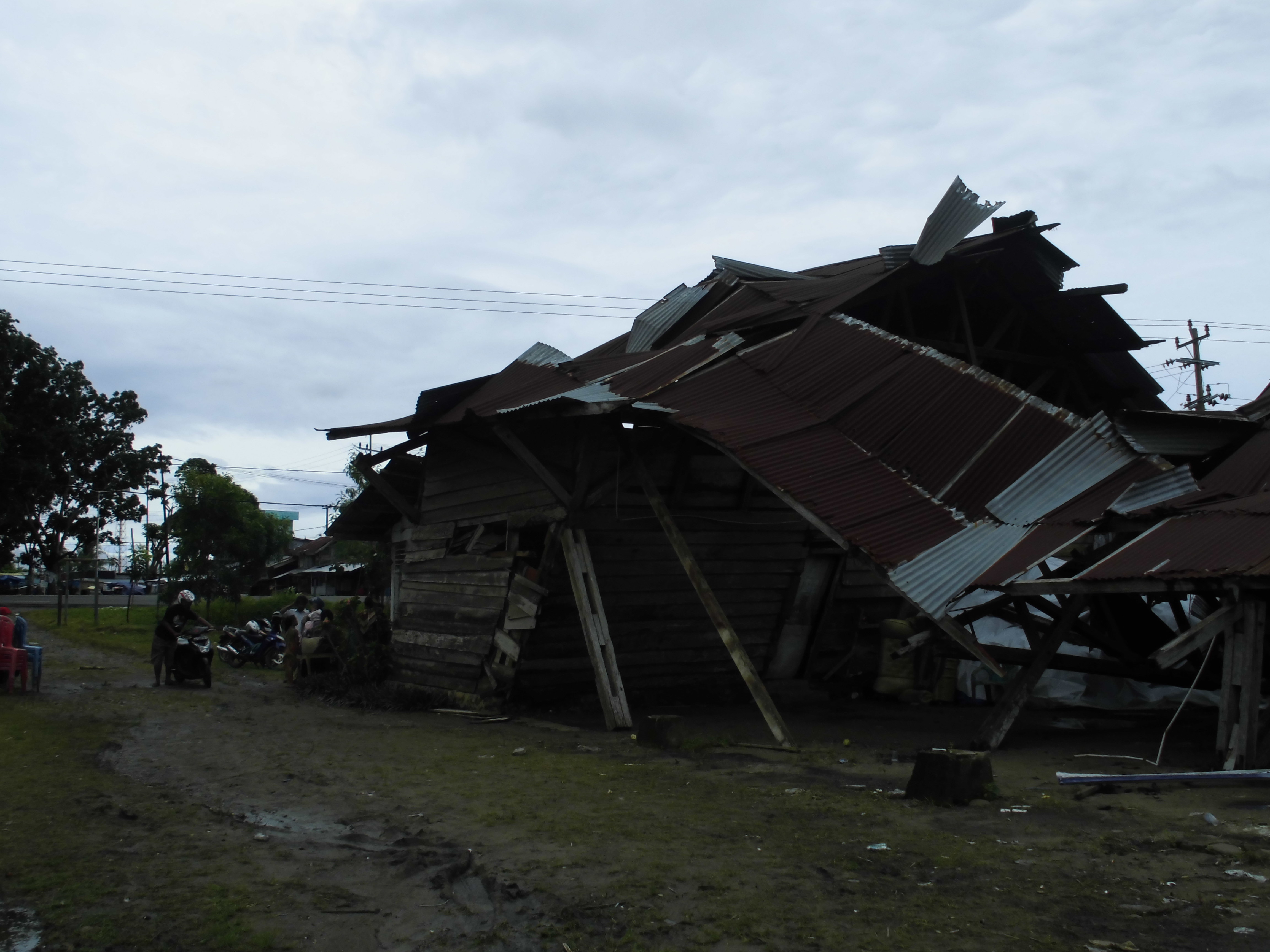 Tinjau Rumah Roboh, Wawali Bantu Paket Sembako