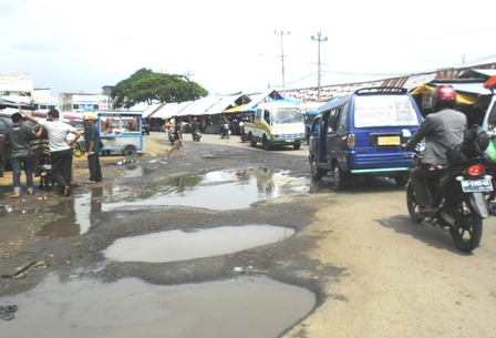 Jalan Pusat Kota Rusak Parah