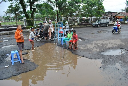 Jalan Raya jadi Kolam Pancing