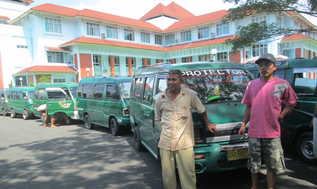 60 Angkot B2 Demo Rektor Unib