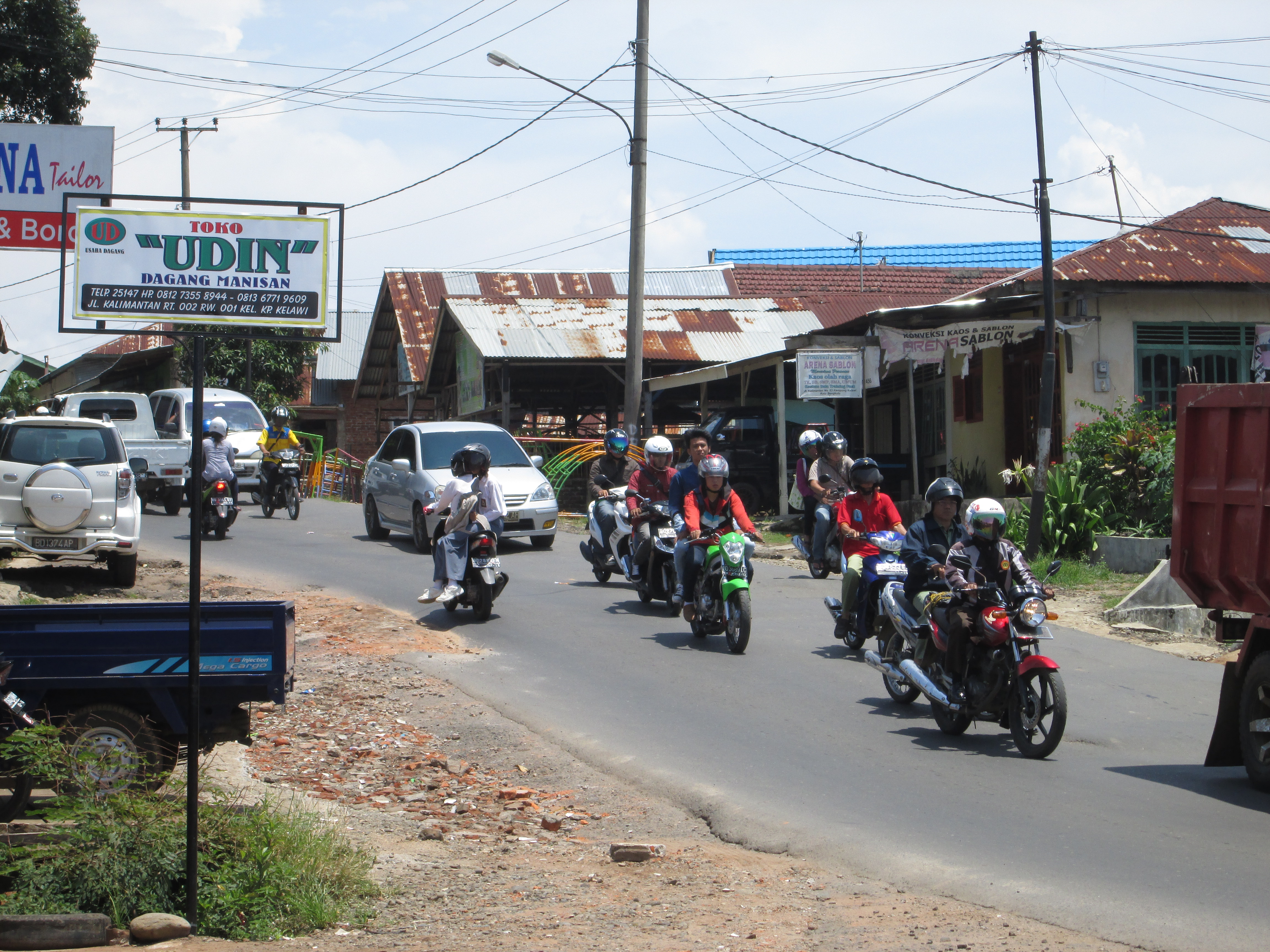 Bergelombang, Warga Keluhkan Jalan Kampung Klawi