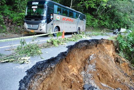 Perbaiki Jalan Longsor Terkendala Izin Hutan