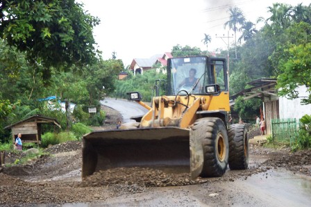 Segera Diperbaiki Jalan Longsor