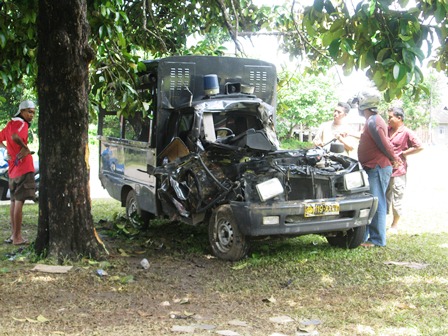Disetir Pelajar, Mobil Patroli Tabrak Pohon