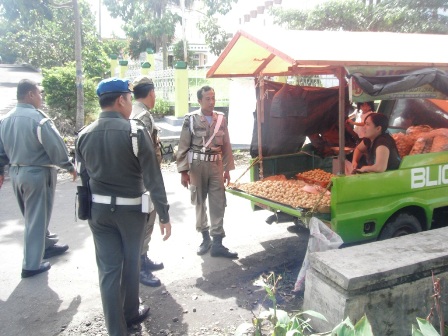 Satpol Tertibkan PKL di Sukowati