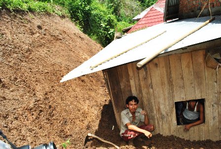 4 Rumah Tertimbun Longsor