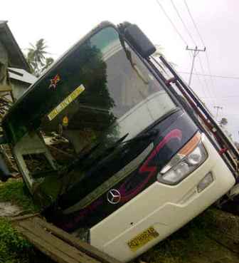 Bus Putra Rafflesia Terbalik