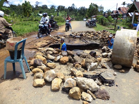 Warga Perbaiki Jalan Provinsi