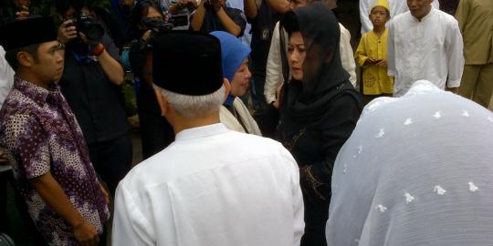 Ibu Ani Melayat Mendiang Ayah Hatta Rajasa