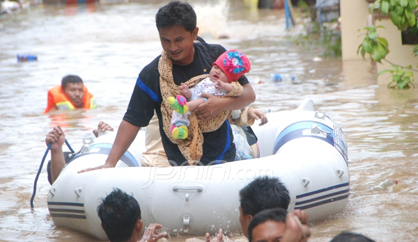 Kebiasaan Buang Sampah di Sungai Picu Banjir di Manado