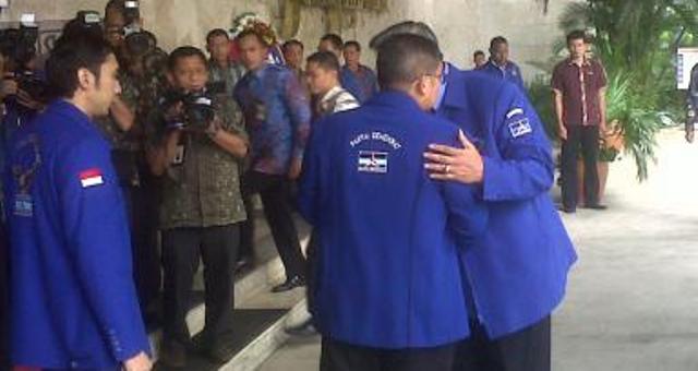 Datang ke Rapimnas, SBY cipika-cipiki dengan Anas Urbaningrum