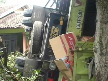 Truk Oli Hantam 2 Angkot, 6 Motor, 4 Rumah dan 16 Orang Tewas