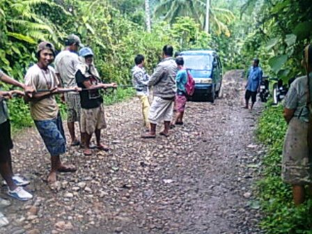 Jalan Rusak, Ancam Tak Bayar PBB