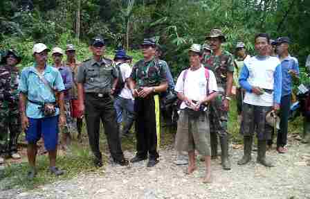 Anggota TNI Bersihkan Longsor