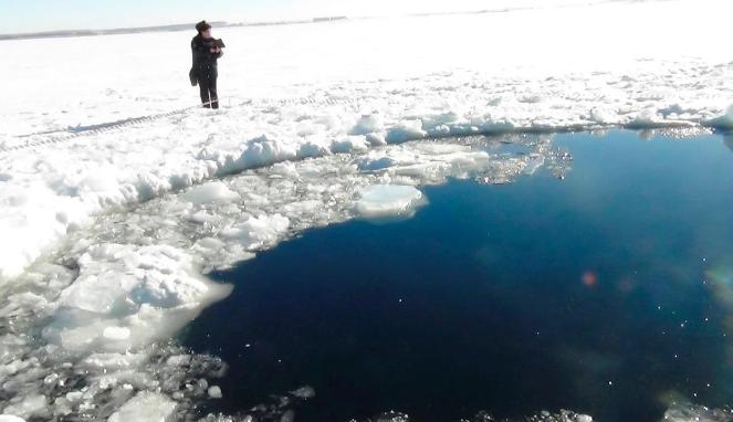 Penyelam Rusia Buru Puing Meteor di Danau Chebarkul