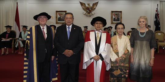 Disaksikan SBY, Wapres Boediono Grogi Terima Gelar Honoris Causa