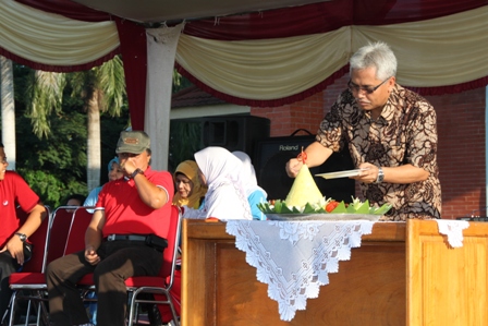 Potong Tumpeng Tandai Dies Natalis UNIB