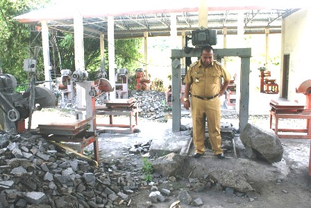 Pabrik Potong Batu Mulai Operasi