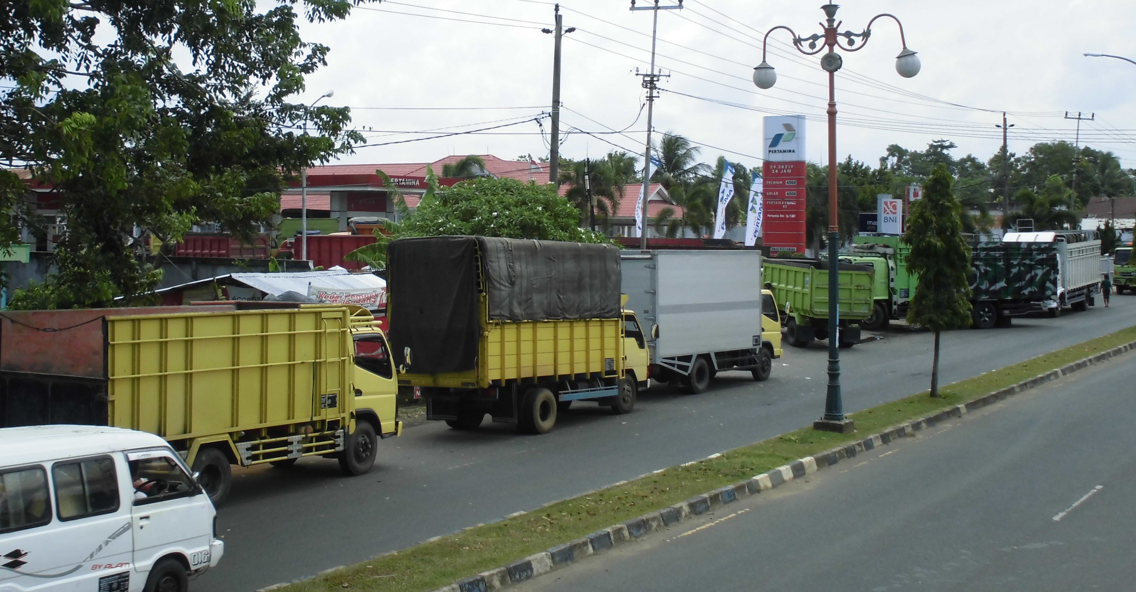 Bosan Antri, Supir Truk BB Rela Harga Solar Dinaikkan