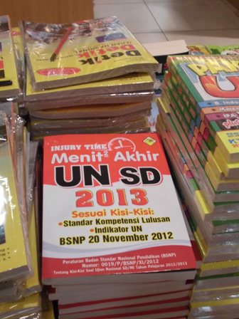 Jelang UN, Pelajar Borong Buku Gramedia