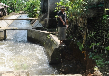 Irigasi Jebol, 4 Rumah Terancam