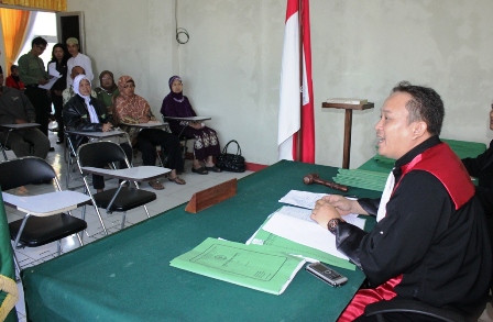 AK, Bisa Sidang Kolektif