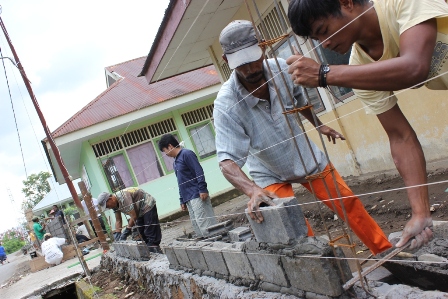 Swadaya Bangun Pagar Sekolah