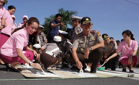 HUT Bhayangkari, Kapolres RL Ngecat Zebra Cross