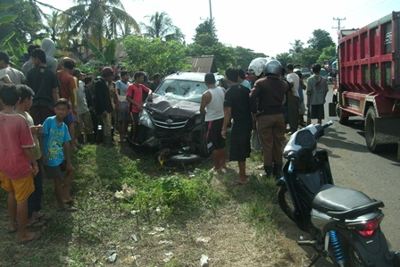 Mobil Dihancurkan Warga