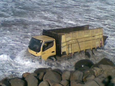 Sopir Ngantuk, Truk Terjun ke Laut Ketahun