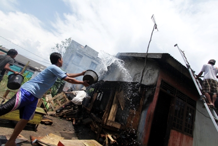 Ditinggal, Rumah Hangus Terbakar