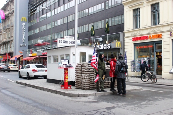 Menelusuri Jejak Perang Dingin di Checkpoint Charlie, Berlin Jerman