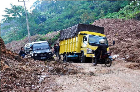 Tunggu Perbaikan Jalan