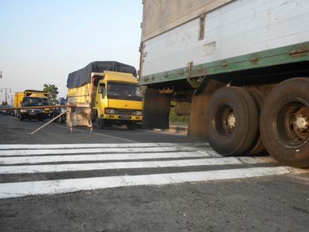 Pasang Garis Kejut dan Zona Selamat